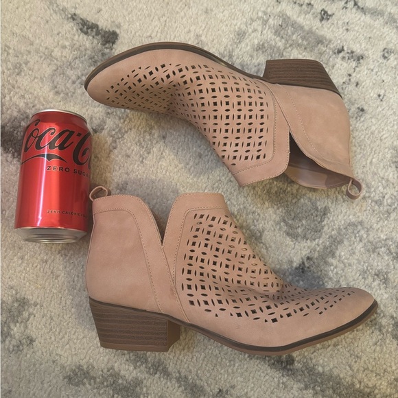 UNIONBAY Laser Cut Split Western Woman’s Slip On Booties Ankle Boots Size 7.5M - Picture 8 of 9